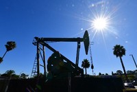 Khu vực khai thác dầu của công ty năng lượng Signal Hill Petroleum, bang California. Ảnh: AFP