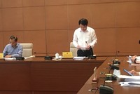 Thứ trưởng Bộ Kế hoạch và đầu tư Trần Quốc Phương báo cáo tại phiên họp.