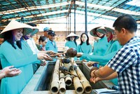 Du khách trải nghiệm rửa tay bằng nước lấy từ giếng cổ trong Hoàng Thành Thăng Long. Ảnh: Hồng Hạnh