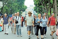 Du khách quốc tế khám phá Hà Nội. Ảnh: Hồ Hạ