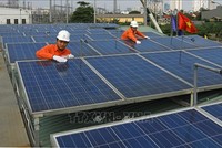 Điện mặt trời mái nhà không chỉ mang lại nhiều lợi ích kinh tế mà còn giúp chống nóng cho công trình và góp phần bảo vệ môi trường. Ảnh: Ngọc Hà/TTXVN