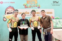 Anh Hà Duy Trung (ngoài cùng bên phải) cùng mẫu nam sầu riêng '6 múi' và khách hàng chiến thắng cuộc thi ăn sầu riêng "Thánh Sầu 2020". Ảnh: 9 Phẻ