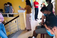 Người dân trở về từ vùng dịch được cơ quan chức năng tổ chức lấy mẫu xét nghiệm nhanh. Ảnh:Vi Thảo
