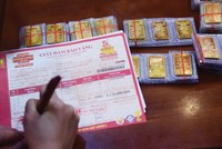 Tờ hóa đơn mua liền lúc 100 cây vàng ở giá đỉnh khiến nhiều người “trầm trồ”