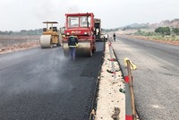 Thi công tuyến đường trục chính từ Cảng hàng không quốc tế Vân Đồn đến Khu phức hợp nghỉ dưỡng giải trí cao cấp Vân Đồn. (Ảnh: báo Quảng Ninh).