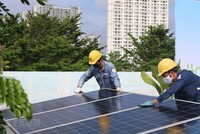 Công nhân Tổng công ty Điện lực Thành phố Hồ Chí Minh lắp đặt điện năng lượng mặt trời tại công trình Nhà thiếu nhi Quận 4. 9Ảnh: Thanh Vũ/TTXVN)