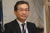 Ông Yoshida Tomoyuki, người phát ngôn của Thủ tướng Nhật Bản Suga Yoshihide trong chuyến thăm Việt Nam, chia sẻ tại buổi họp báo tối 19/10. Ảnh: Lê Quân
