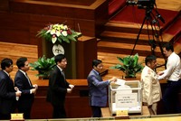 Các vị đại biểu Quốc hội ủng hộ đồng bào miền Trung bị lũ lụt trong phiên họp trù bị - (Ảnh VC)