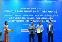Ông Nguyễn Quốc Việt, Phó Tổng biên tập Báo Đầu tư thay mặt tác giả Khánh An nhận giải B, với tác phẩm: “Doanh nghiệp nhà nước trong lằn ranh thúc thủ và bứt tốc” (4 kỳ).