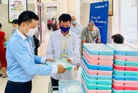 250 suất ăn được cán bộ nhân viên Eximbank đóng gói cẩn thận và trao cho bệnh nhân tại Viện Huyết học Truyền máu Trung ương.