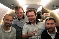 Messi và Mascherano chụp ảnh cùng phi hành đoàn trên chiếc máy bay vài tuần trước khi nó gặp tai nạn. Ảnh: Marca.