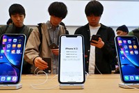 Doanh số iPhone XR không đạt kỳ vọng. Ảnh: Nikkei.