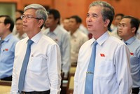Tân Phó chủ tịch Võ Văn Hoan (trái) và Ngô Minh Châu. Ảnh: Hữu Khoa.