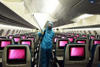 Phun khử trùng trên máy bay Vietnam Airlines ngày 24/3. Ảnh: Giang Huy.