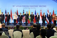 Phó Thủ tướng, Bộ trưởng Ngoại giao Phạm Bình Minh (thứ 5, trái) và Bộ trưởng Ngoại giao các nước thành viên ASEAN chụp ảnh chung tại hội nghị AMM 51 ở Singapore ngày 2/8. (Ảnh: AFP/TTXVN).