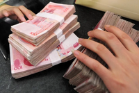 Ngân hàng trung ương Trung Quốc đã bắt đầu đe dọa trừng phạt những ai từ chối nhận tiền mặt và buộc khách hàng phải dùng thanh toán điện tử. (Nguồn: AFP).