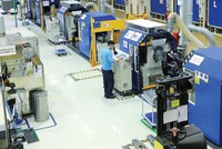 Hạn chế lớn nhất của thu hút FDI trong 30 năm qua chính là việc chuyển giao và tiếp thu công nghệ từ các doanh nghiệp FDI chưa đạt như kỳ vọng. Trong ảnh: Dây chuyền sản xuất thiết bị điện của ABB tại Việt Nam. Ảnh: Đức Thanh.