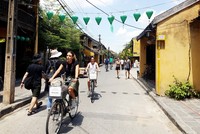 Du khách đi xe đạp, tham quan trong phố cổ Hội An.