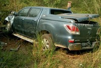 Xe bán tải bị mất lái lao xuống taluy âm. Ảnh: Anh Duy.