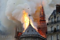 Khói lửa bốc ngùn ngụt tại hiện trường vụ cháy Nhà thờ Đức Bà Paris ngày 15/4/2019. (Ảnh: AFP/TTXVN).