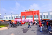Viva Square thu hút đông đảo người dân địa phương đến vui chơi, tham quan mua sắm.