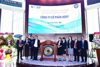 Đội ngũ lãnh đạo của KOSY và HOSE thực hiện nghi thức đánh cồng.