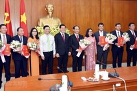 Lãnh đạo Tỉnh ủy Bà Rịa-Vũng Tàu trao Quyết định và tặng hoa các cán bộ được phân công công tác mới. (Ảnh: Ngọc Sơn/TTXVN).