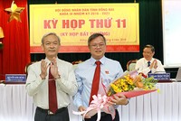 Bí thư Tỉnh ủy, Chủ tịch Hội đồng nhân dân tỉnh Đồng Nai Nguyễn Phú Cường tặng hoa chúc mừng tân Chủ tịch UBND tỉnh Cao Tiến Dũng (phải).