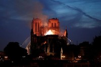 Cháy lớn ở Nhà thờ Đức bà tại Paris, Pháp. Ảnh: Reuters.