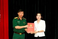 Bí thư Tỉnh ủy Ninh Bình Nguyễn Thị Thanh trao quyết định cho Đại tá Đinh Công Thanh.