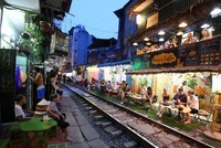 Du khách chụp ảnh đoàn tàu trước khi khu vực xóm cà phê bị ngừng hoạt động.