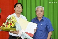 Bí thư Tỉnh ủy Sóc Trăng Phan Văn Sáu trao quyết định và chúc mừng đồng chí Lâm Hoàng Nghiệp.