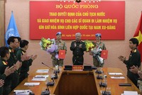 Thượng tướng Nguyễn Chí Vịnh trao quyết định và chúc mừng 2 sĩ quan lên đường làm nhiệm vụ. Ảnh BQP.