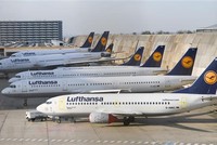 Máy bay của Hãng hàng không Lufthansa tại sân bay Frankfurt am Main, Đức. (Nguồn: AFP/TTXVN).