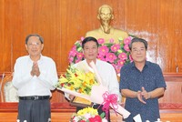 Phó Chủ nhiệm Ủy ban Kiểm tra Trung ương Nguyễn Thanh Sơn và Bí thư Tỉnh ủy Cà Mau Dương Thanh Bình chúc mừng đồng chí Hồ Minh Chiến.