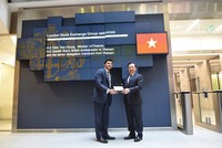 Năm 2019, ngành tài chính Việt Nam tổ chức thành công Hội nghị Xúc tiến đầu tư gián tiếp tại London, Vương quốc Anh Trong ảnh: Lãnh đạo Sở GDCK London chào đón Bộ trưởng Bộ Tài chính Đinh Tiến Dũng đến thăm Sở giao dịch.