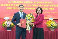 Phó Thống đốc Nguyễn Thị Hồng trao quyết định cho đồng chí Nguyễn Đức Hiền.