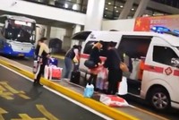 Xe cứu thương được điều động để đón vợ, con quan chức Trung Quốc đi mua sắm trở về (Ảnh: Weibo).