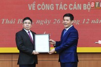 Bí thư Tỉnh ủy, Chủ tịch HĐND tỉnh Thái Bình Nguyễn Hồng Diên trao quyết định và chúc mừng đồng chí Phạm Văn Tuân.