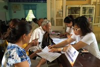 Nhân viên Bưu điện tỉnh Thừa Thiên Huế chi trả lương hưu tại các điểm phục vụ của Bưu điện tỉnh.