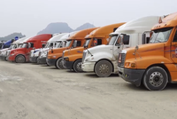 Xe hàng đỗ tại cửa khẩu Tân Thanh.