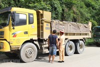 Cảnh sát giao thông kiểm tra một xe tải lưu thông trên đường. Ảnh minh họa. (Nguồn: TTXVN).
