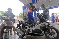 Mua bán xăng dầu tại cây xăng trên phố Lương Yên, quận Hai Bà Trưng, Hà Nội. (Ảnh: Trần Việt/TTXVN).