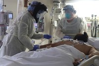 Nhân viên y tế chăm sóc bệnh nhân Covid-19 trong phong chăm sóc tích cực tại bệnh viện ở bang California, Mỹ hôm 12/5. Ảnh: Reuters.