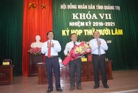 Ông Võ Văn Hưng (trái), ông Lê Đức Tiến (giữa) tại phiên họp HĐND tỉnh Quảng Trị ngày 9/6/2020.