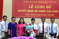 Lãnh đạo tỉnh Bà Rịa - Vũng Tàu trao quyết định và chúc mừng đồng chí Phan Khắc Duy.