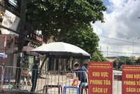 Người dân trong khu vực phong tỏa trên phố Ngô Quyền (Hải Dương) nhận thực phẩm tiếp tế tại hàng rào cách ly ngày 16/8. (Ảnh: Mạnh Minh/TTXVN) .