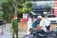 Kiểm soát người ra vào thành phố Hải Dương tại chốt kiểm tra trên đường Trường Chinh. (Ảnh: Mạnh Minh/TTXVN)