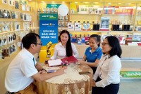 Tư vấn sản phẩm của Bảo Việt Nhân thọ tại điểm giao dịch của Viettel.