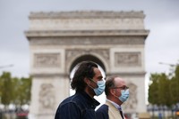 Người dân đeo khẩu trang phòng lây nhiễm COVID-19 tại Paris, Pháp, ngày 28/8/2020. (Ảnh: THX/TTXVN).